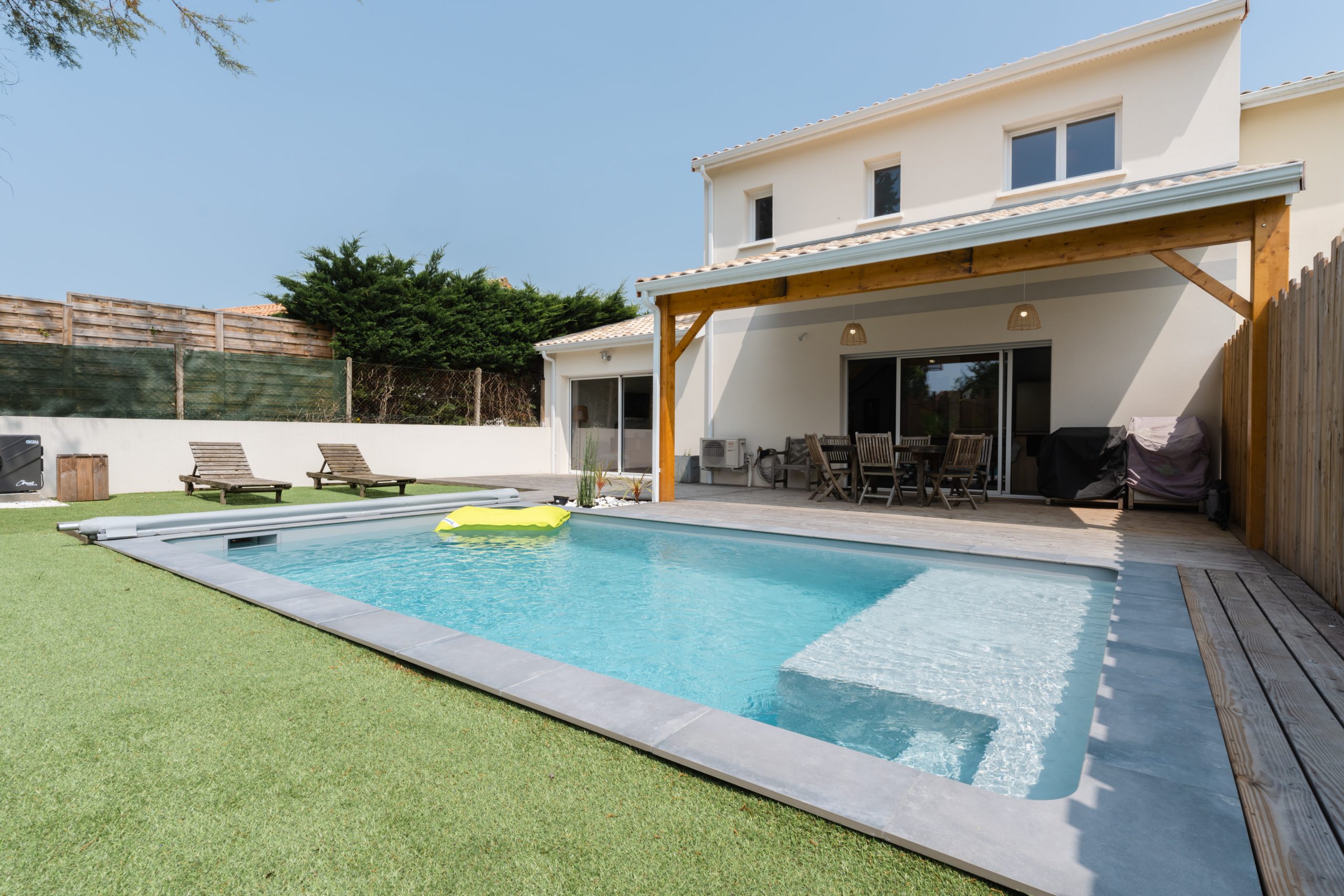 Extérieur d'une maison construite en 2023, qui sera revendue avec une plus value intéressante